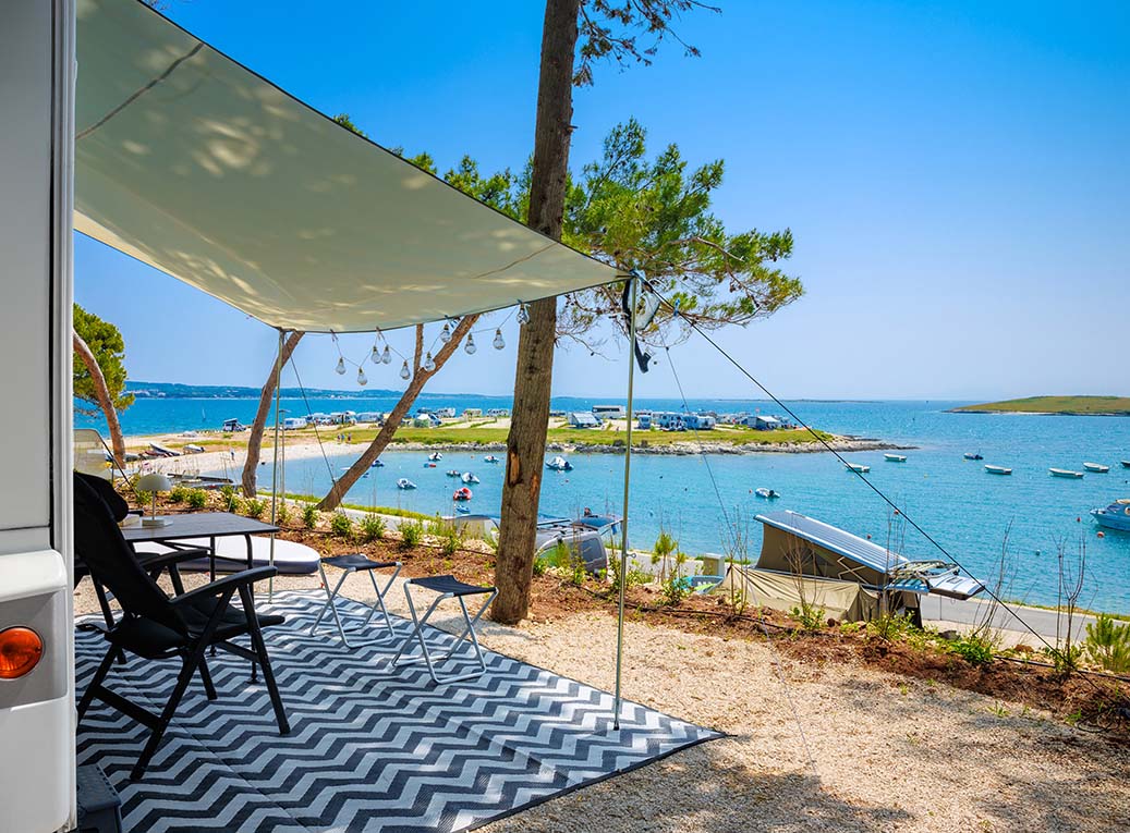 Luxury pitch first row to the sea