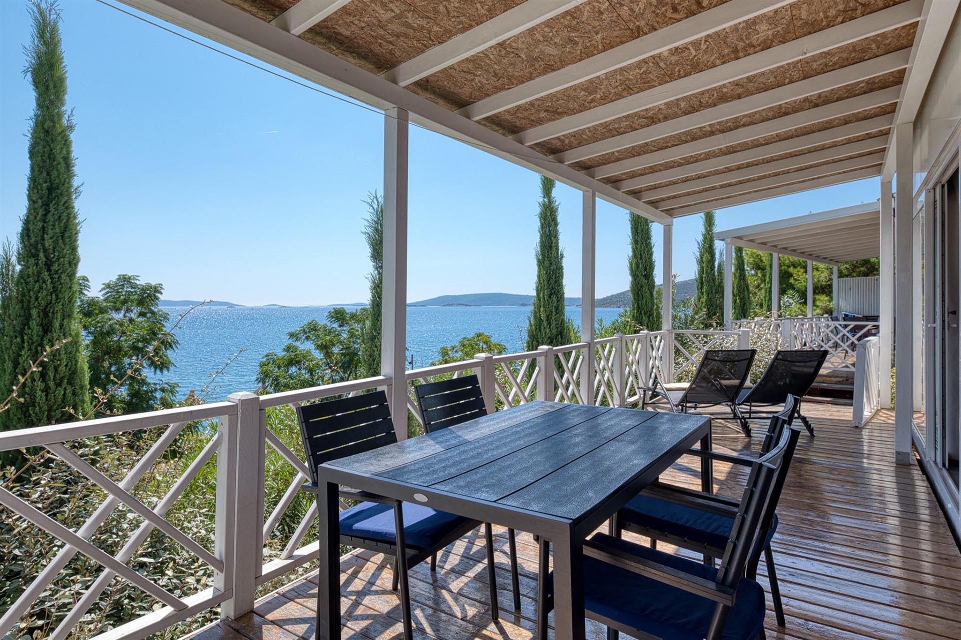 Mobil-home de luxe avec terrasse et vue sur la mer