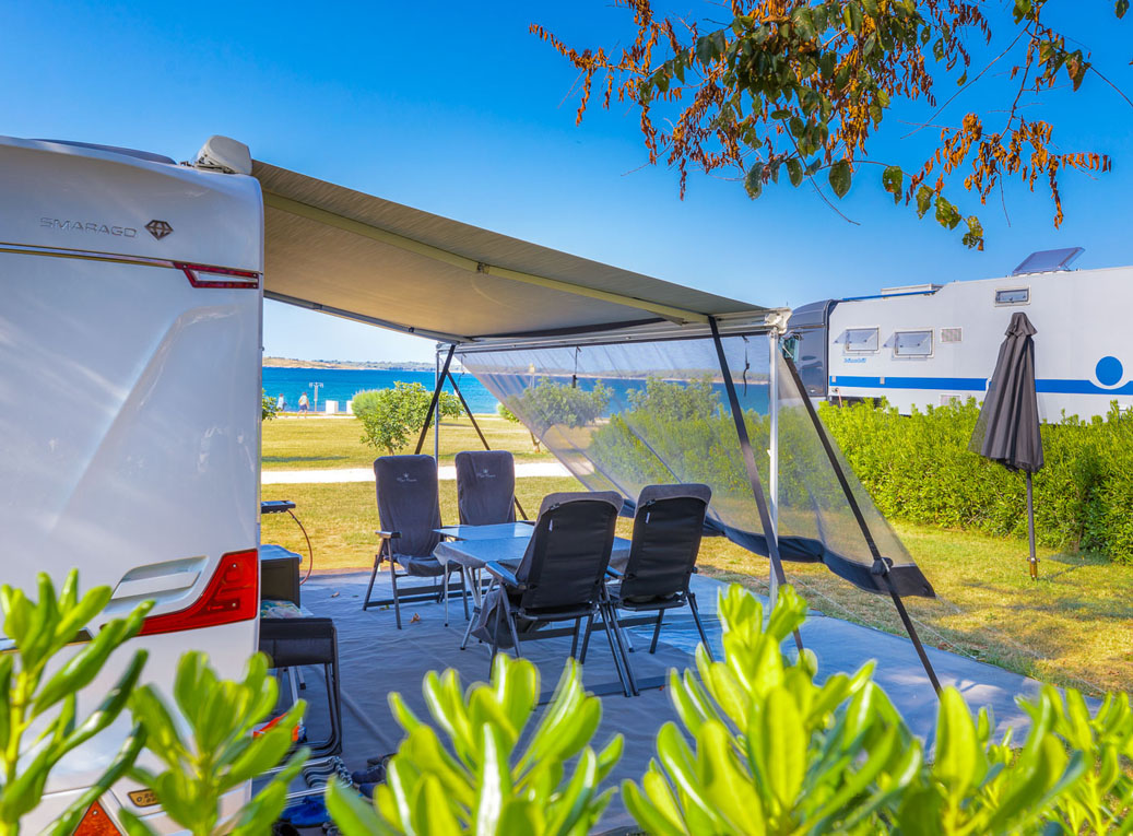 Luxury pitch first row to the sea