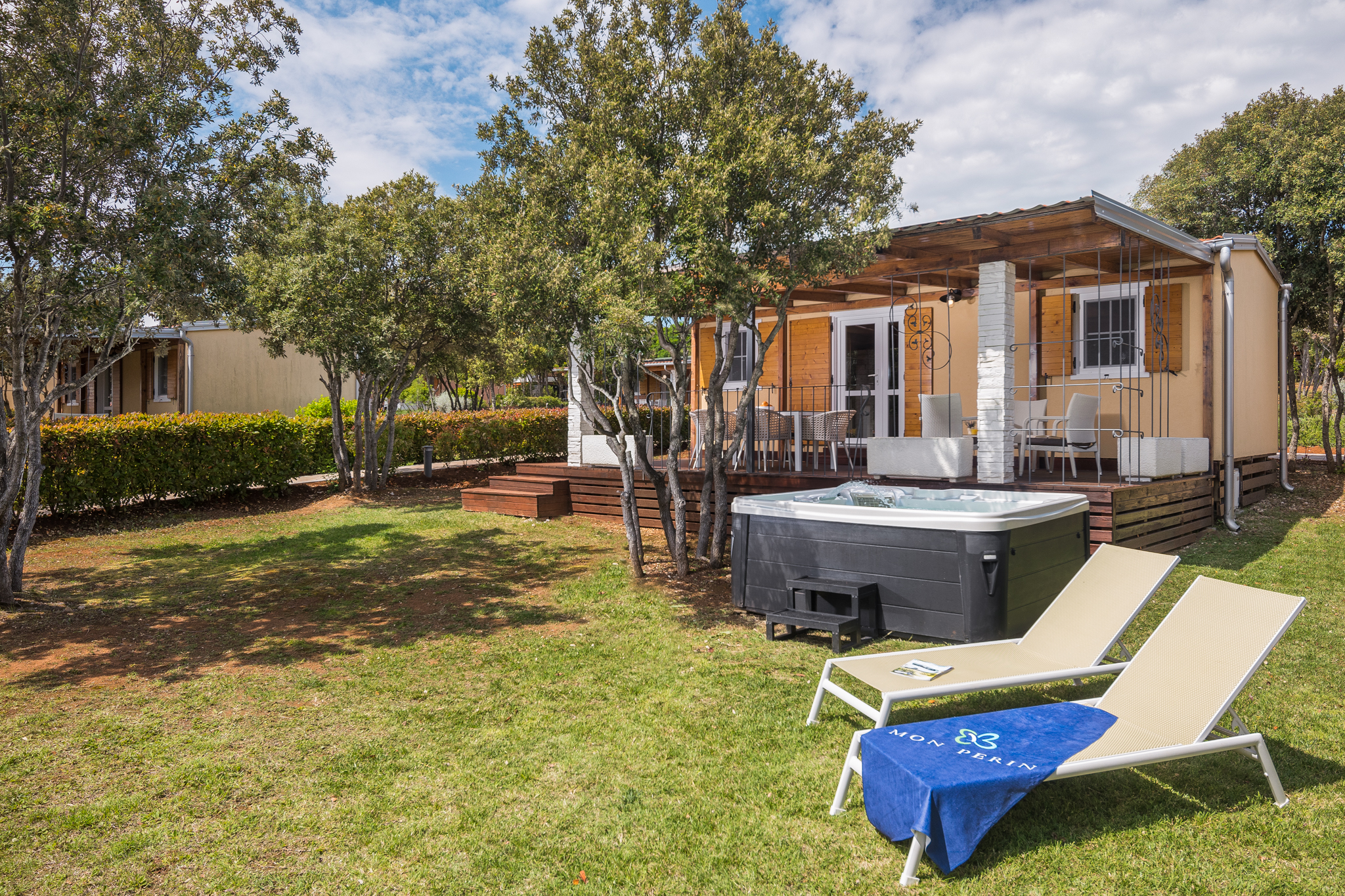 DELUXE CAMPING HOME WITH JACUZZI