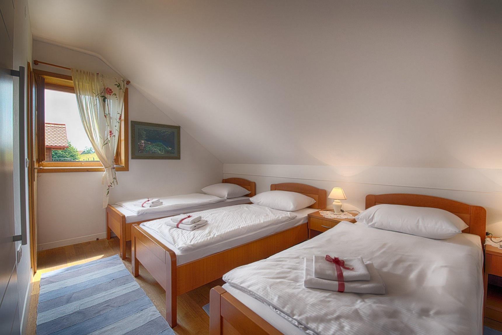 Chambre triple, vue sur le jardin
