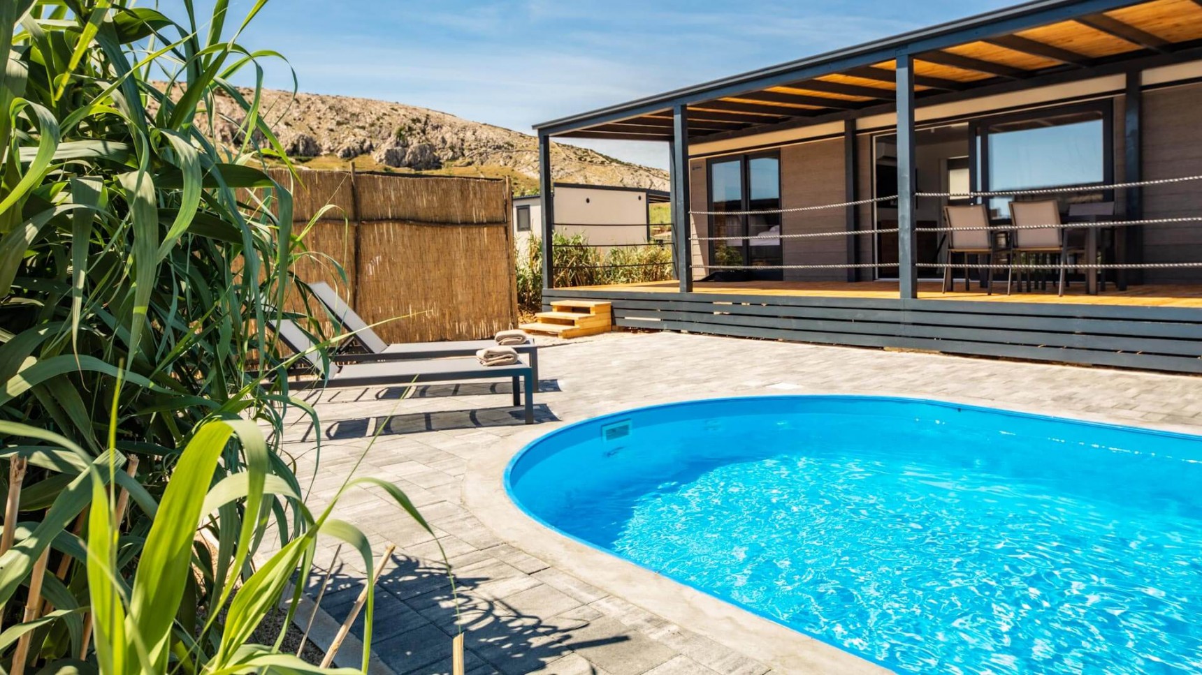 Aura Holiday Home mit Pool
