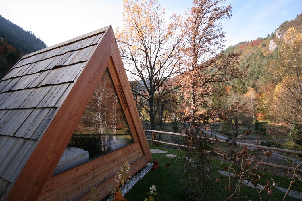 Glamping hut with bathroom and breakfast
