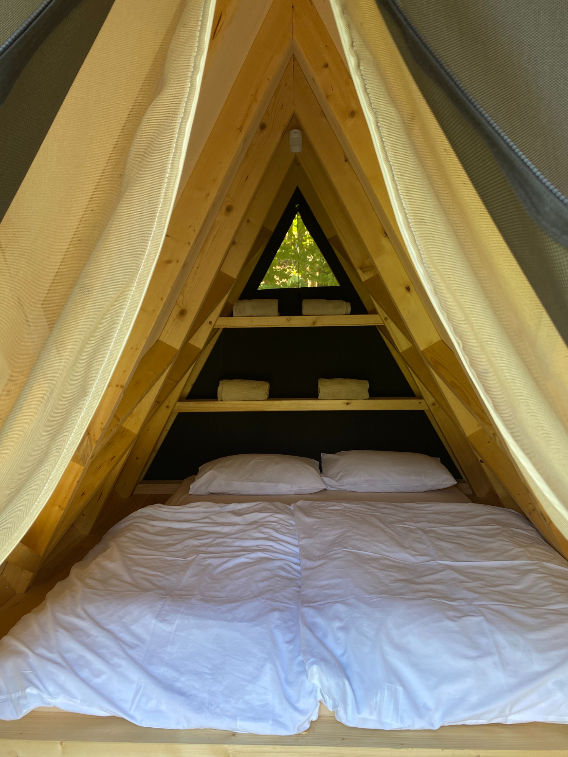 Standplaats Max met houten tent