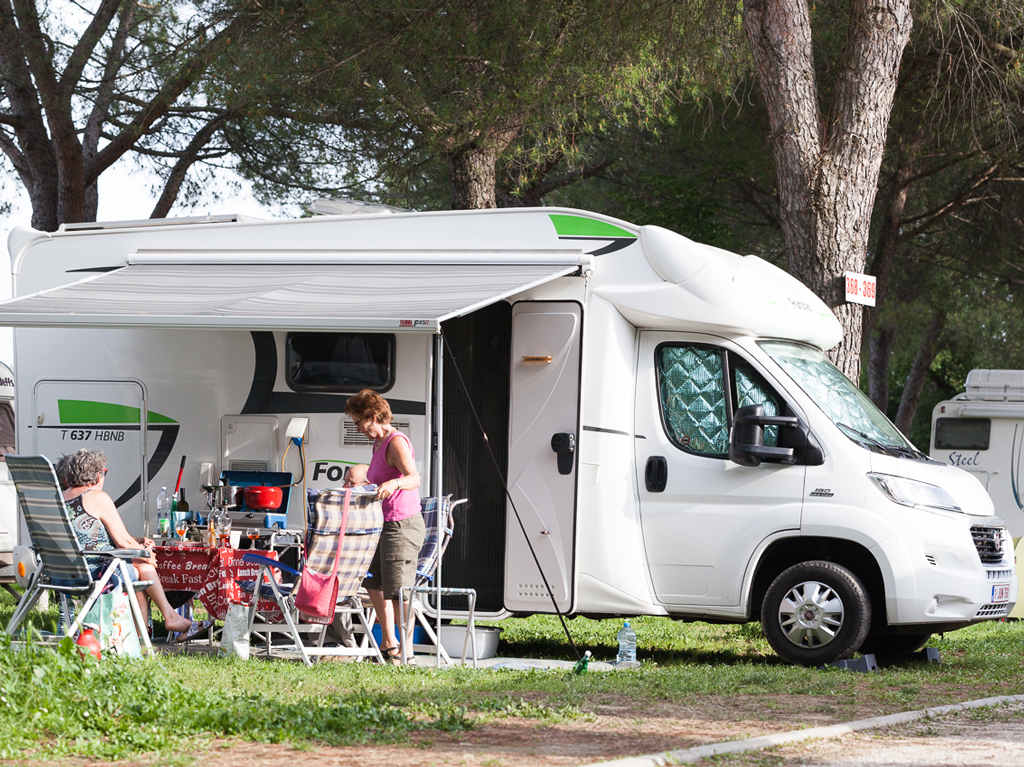 STELLPLÄTZE FÜR CAMPING UND WOHNWAGEN